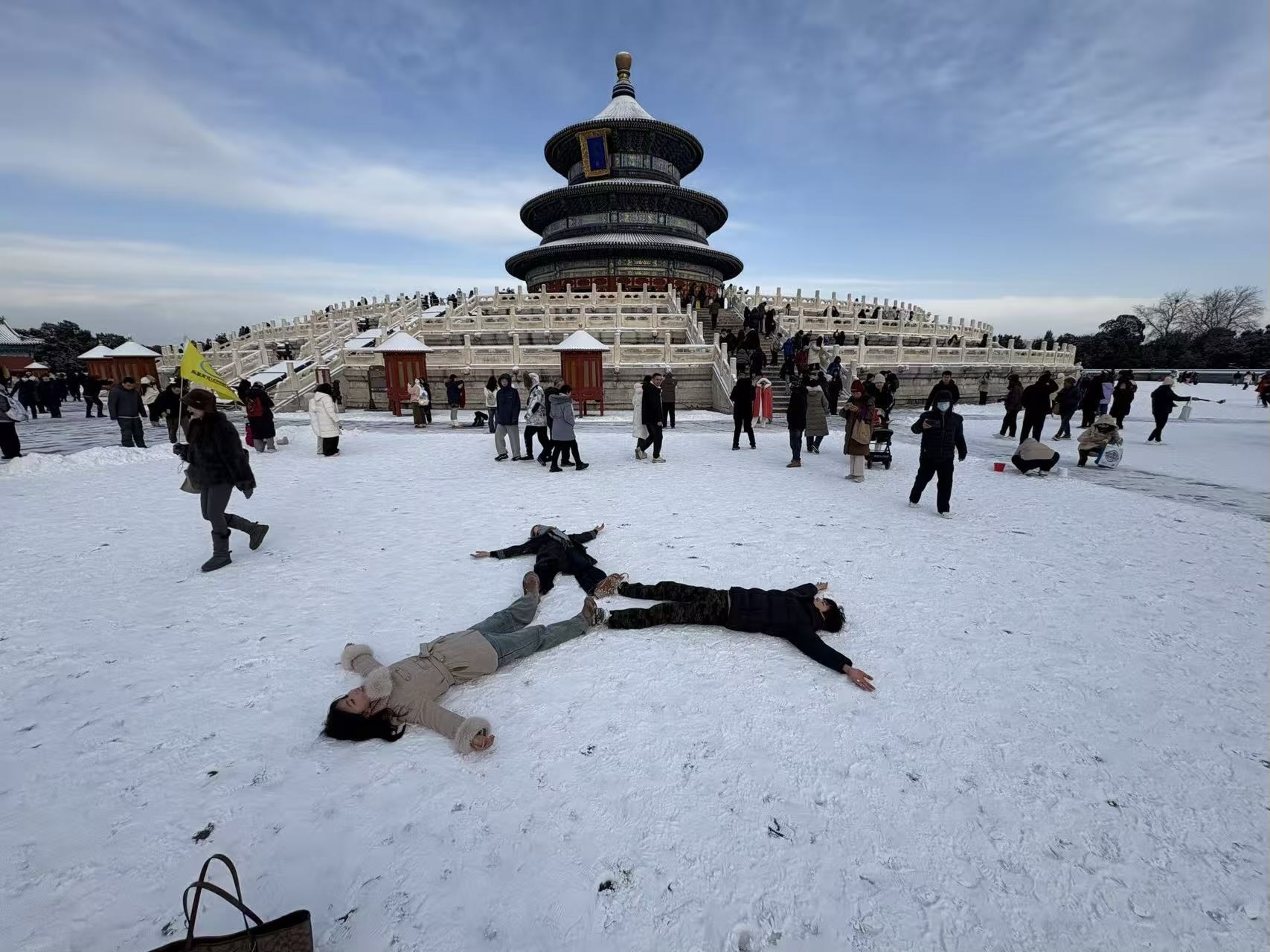 和朋友出去玩雪时拍的照片